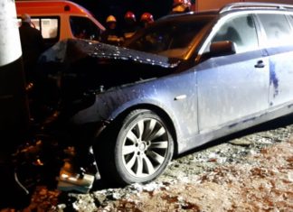 Auto rozbiło się o słup energetyczny. FOTO!