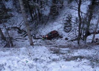 Samochód spadł w dół skarpy z kilkunastu metrów. FOTO!