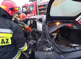Tramwaj zderzył się z samochodem osobowym. Strażacy musieli wykonać dostęp do rannego kierowcy. FOTO!