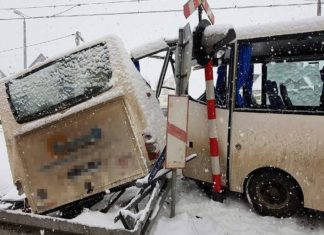 Pociąg osobowy uderzył w busa w Szaflarach. FOTO!