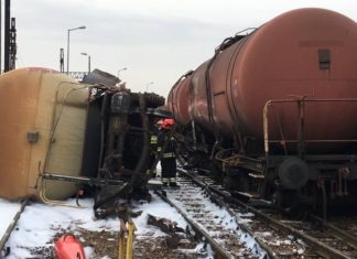 Cysterna przewożąca 60 ton ropy wykoleiła się i przewróciła na bok na terenie rafinerii w Trzebini. FOTO!