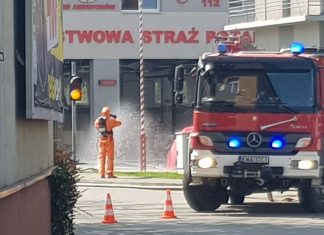 Przywiozła strażakom nieznaną substancje. Ewakuowano JRG oraz okoliczne budynki. ZDJĘCIA, FILM!