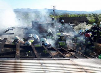 Pożar budynku mieszkalnego. Strażacy przez blisko 5 godzin prowadzili działania. ZDJĘCIA!