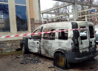 Strzelał w pojazdy, terroryzował ludzi a do tego podpalił samochód