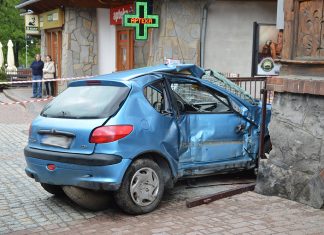 Wypadek na górnych Krupówkach. Pasażer w ciężkim stanie trafił do szpitala w Krakowie. ZDJĘCIA!