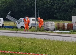 Pojemniki z nieznaną substancją w Suchej Beskidzkiej. FOTO