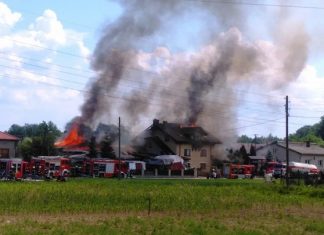 Paliła się stolarnia oraz budynek mieszkalny. Poparzonego mężczyznę zabrał śmigłowiec LPR. FILM, FOTO!