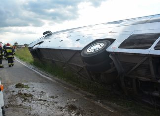 Groźnie wyglądające zdarzenie z udziałem autokaru. FOTO