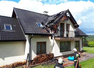 Pożar poddasza w Wrząsowicach. Strażacy uratowali budynek mieszkalny.ZDJĘCIA!