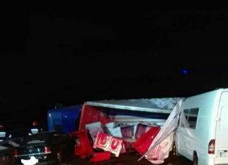 Długa akcja sprzątania owoców na płatnym odcinku A4 po wypadku ciężarówki. ZDJĘCIA!