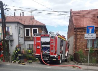 Pożar drewnianej dobudówki przy budynku mieszkalnym. ZDJĘCIA!