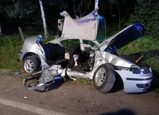 Pięć osób zakleszczonych po zderzeniu samochodu osobowego i ciężarowego. Interweniował śmigłowiec LPR. ZDJĘCIA!