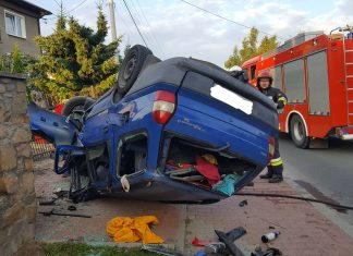 Niebezpieczne dachowanie na lokalnej drodze. ZDJĘCIA!
