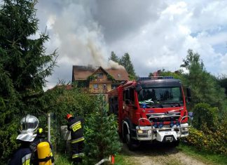 W ogniu stanęło poddasze domu. Pożar budynku mieszkalnego w Łuczycach. ZDJĘCIA!