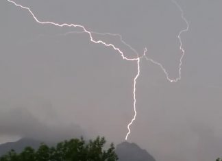 Burzliwy dzień nad Małopolską. Cztery osoby poszkodowane po uderzeniu pioruna pod Giewontem.