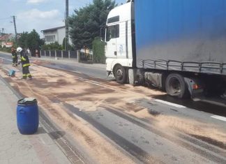 Kilkaset litrów paliwa wyciekło z samochodu ciężarowego w wyniku zdarzenia na DK79 w Zabierzowie. ZDJĘCIA!