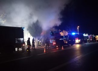 Dzięki szybkiej reakcji policjantów z OPP Kraków nie doszło do tragedii. Pożar domu w Domiarkach. ZDJĘCIA!