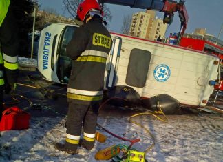 Wypadek z udziałem karetki transportowej w Krakowie na węźle L. Rayskiego. ZDJĘCIA!
