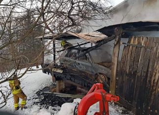 Spłonęła wiata z samochodem – ZDJĘCIA!
