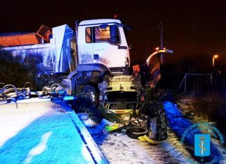 Zdarzenie z udziałem piaskarki oraz samochodu osobowego w Rącznej. ZDJĘCIA!