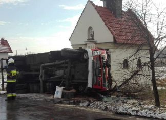 Strażacy z JRG Bochnia ulegli wypadkowi w trakcie dojazdu do innego zdarzenia – ZDJĘCIA!