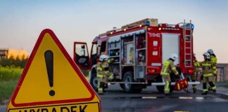 Zderzenie kilku pojazdów na lokalnej drodze. Trwa akcja ratunkowa