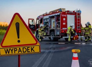 Zderzenie kilku pojazdów na lokalnej drodze. Trwa akcja ratunkowa