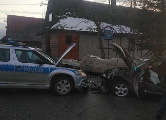 Potrącił mężczyznę, uciekał przed Policją. Kilka kilometrów dalej funkcjonariusze przeprowadzili skuteczną blokadę – ZDJĘCIA!