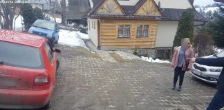 Samochód stoczył się i przygniótł 40- letnią kobietę do ściany budynku. Poważny wypadek w powiecie tatrzańskim.