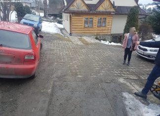 Samochód stoczył się i przygniótł 40- letnią kobietę do ściany budynku. Poważny wypadek w powiecie tatrzańskim.