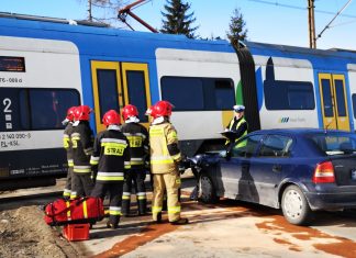 Poważny wypadek na przejeździe kolejowym w Nowym Targu. Samochód osobowy wjechał w przejeżdżający pociąg – ZDJĘCIA!