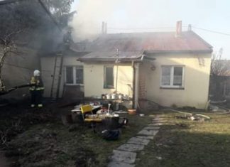 Pożar budynku mieszkalnego w Skale. Poszkodowane dwie osoby