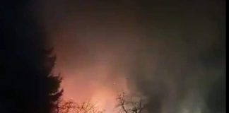 Poważny pożar budynków w powiecie tarnowskim. Płonie budynek mieszkalny, gospodarczy oraz przybudówka mieszkalnego – FILM!