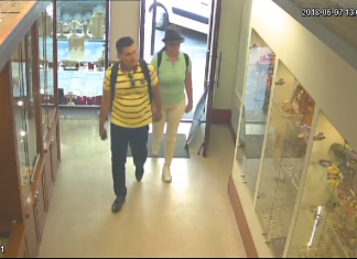 Poszukiwani sprawcy kradzieży w sklepie z biżuterią w Krakowie.