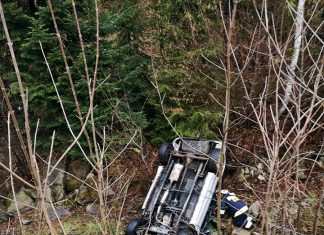 Tragiczny wypadek w gminie Łącko. Samochód spadł ze skarpy do potoku – ZDJĘCIA!