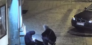 Taksówkarz okradł siedzącego na chodniku nietrzeźwego mężczyznę, wszystko nagrał miejski monitoring – FILM!