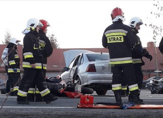Zderzenie samochodu osobowego z motocyklem. Interweniował śmigłowiec LPR – ZDJĘCIA, FILM!
