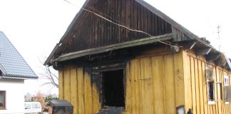 Pożar drewnianego budynku. Dwie osoby zostały poszkodowane – ZDJĘCIA!