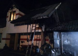 Pożar budynku mieszkalnego połączonego z garażem w Zabrzeży – ZDJĘCIA, FILM.