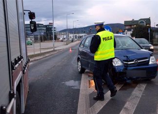Czołówka dwóch pojazdów na krajówce w Wadowicach. Trzy osoby poszkodowane, w tym dziecko – ZDJĘCIA!