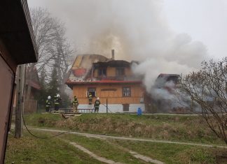Pożar drewnianego budynku w Zawoi – ZDJĘCIA, FILM!