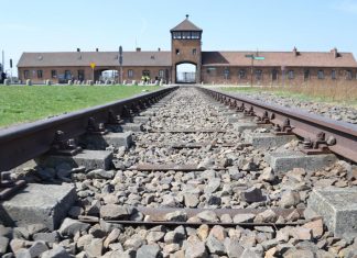 Obywatel USA chciał wynieść z byłego obozu Auschwitz-Birkenau kolejową „szpilkę”.