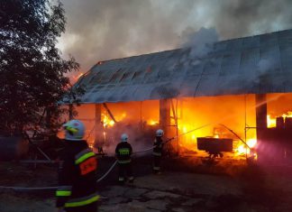 Prawie 3,5 godziny walki strażaków z ogniem w powiecie nowosądeckim ZDJĘCIA
