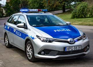 Przyjechał do komendy Policji, bez uprawnień do kierowania pojazdami