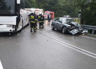 Zderzenie autokaru oraz samochodu osobowego na granicy powiatów