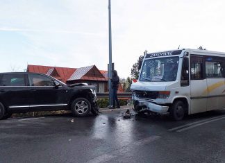 Zakopane. Zderzenie dwóch samochodów osobowych i busa