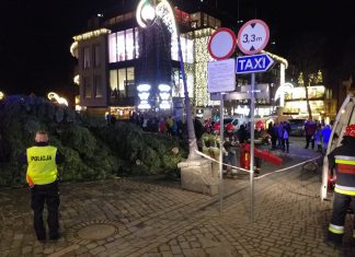 Halny na Podhalu daje się we znaki, groźne zdarzenie na Krupówkach. ZDJĘCIA