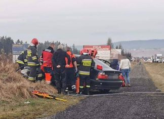 Wypadek na zakopiance w Nowym Targu. Strażacy wykonują dostęp do zakleszczonej osoby – ZDJĘCIA!