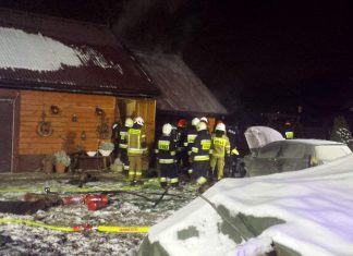 Pożar budynku w nowosądeckim. Spaleniu uległy również samochody – ZDJĘCIA!