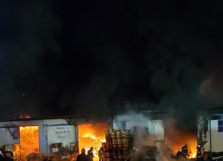 Pożar hali w Szaflarach. Z ogniem walczy już kilka zastępów straży pożarnej – ZDJĘCIA!